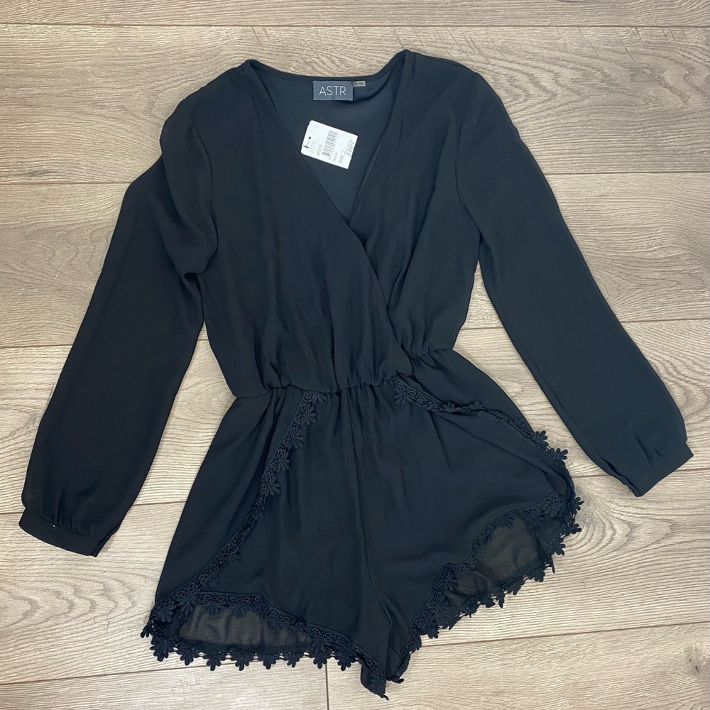 ASTR The Label Women’s Roseanne Pleated Black Romper S Scalloped Lace Cuffed